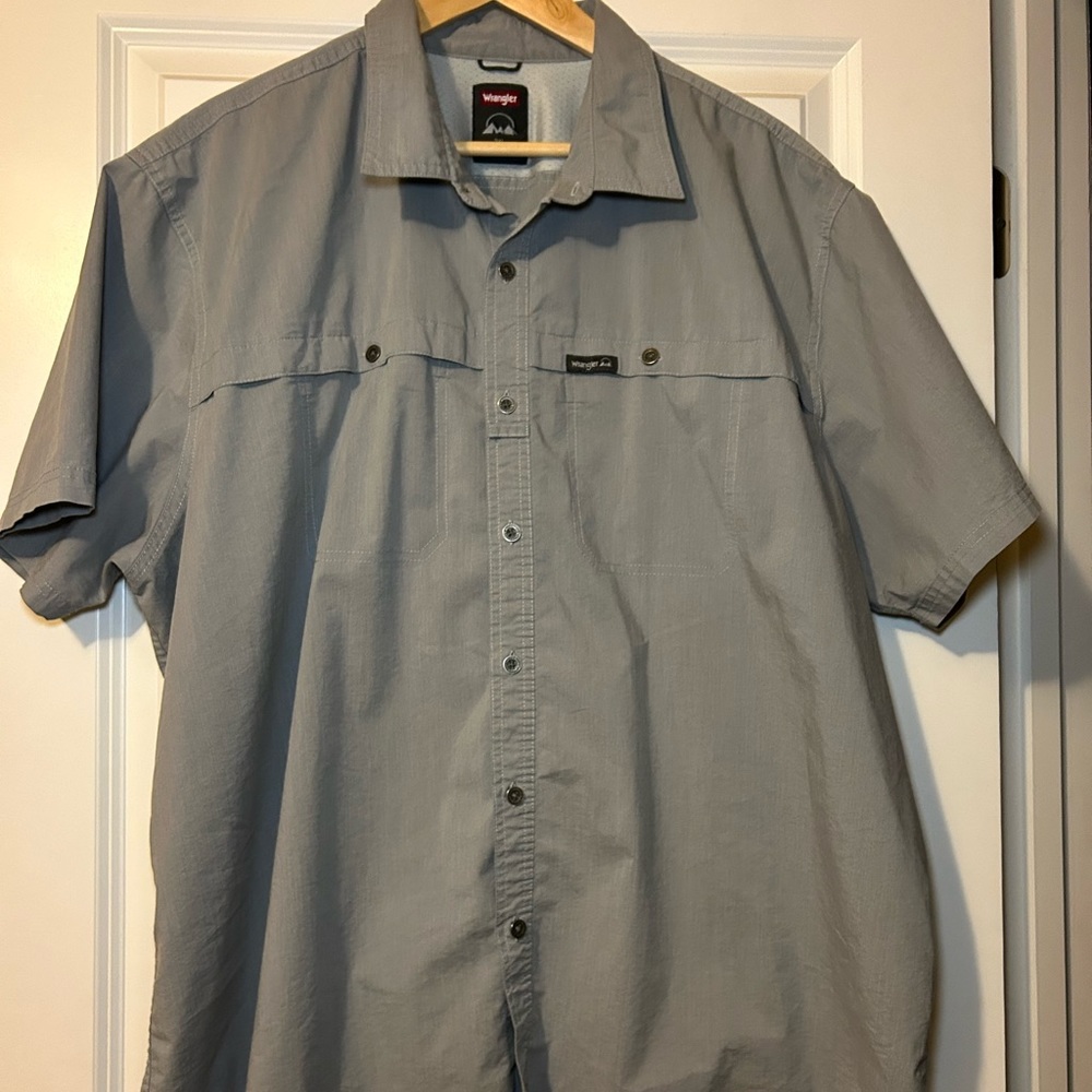Wrangler men’s button down short sleeve shirt. Gray color. Size 3XL.